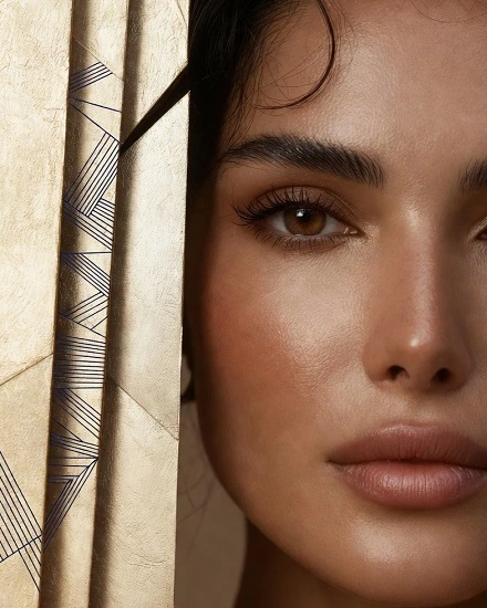 Elegant profile of a woman with aesthetic precision mapping lines for 4D body contouring at Dina Elite, Maraya Clinic Cairo, targeting GCC elite guests 