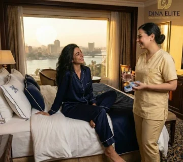 دليل السياحة العلاجية في مصر من دينا إيليت: ممرضة بزي ذهبي تقدم رعاية استشفائية فاخرة لمريضة في جناح يطل على نيل القاهرة 