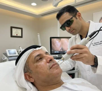 طبيب جلدية يستخدم جهاز الليزر لـ العناية ببشرة الرجال الخليجيين وتجديد شباب المظهر في عيادة مرايا كلينك بمصر 